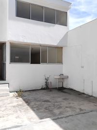 Patio trasero con muro alto