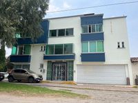 Fachada principal del edificio en venta con 6 consultorios y penthouse en Toluca, Colonia Villa Hogar.