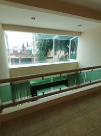 Ventanales panorámicos con barandal de cristal en el segundo nivel del edificio en venta en Toluca.